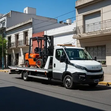 Grúa remolcando un autoelevador
